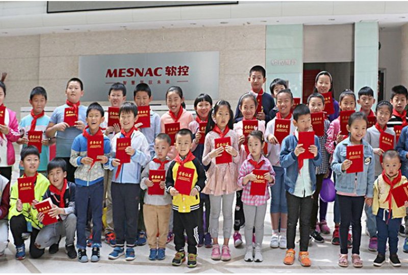 向安順白巖小學捐書